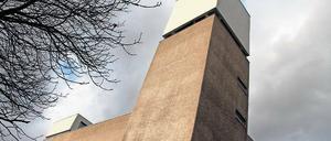 Der Galerist Johann König zeigt in der brutalistischen Architektur der St.-Agnes-Kirche in Kreuzberg zeitgenössische Kunst. 