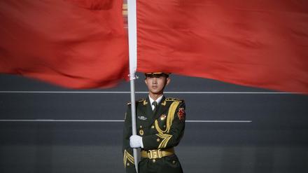 Ein chinesischer Soldat bei einer Flaggenzeremonie in Peking