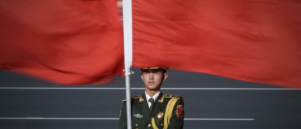 Ein chinesischer Soldat bei einer Flaggenzeremonie in Peking