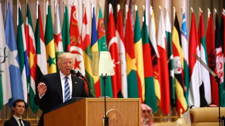 US-Präsident Donald Trump spricht beim Gipfeltreffen mit Führern islamischer Staaten in Riad. 