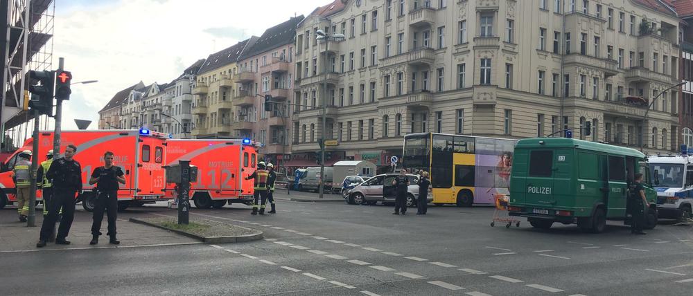 Abgesperrt. Auf der Kreuzung Müller-/Luxemburger Straße stieß ein Auto mit einem BVG-Bus zusammen.