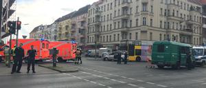 Abgesperrt. Auf der Kreuzung Müller-/Luxemburger Straße stieß ein Auto mit einem BVG-Bus zusammen.