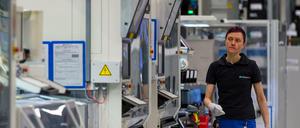 Eine Daimler-Mitarbeiterin im Werk in Kamenz. 