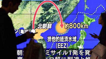 Ein TV-Gerät in Japan zeigt Nachrichten über einen Raketentest Nordkoreas (hier vom 14. Mai 2017)