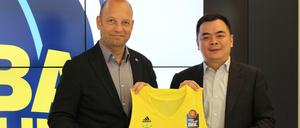 Alba-Geschäftsführer Marco Baldi (links) mit dem Chef des neuen Sponsors Techcent, Xiang Deng.