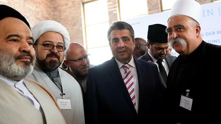 Bundesaußenminister Sigmar Gabriel trifft im Auswärtigen Amt Vertreter von Religionsgemeinschaften aus Nord- und Westafrika, dem Nahen und Mittleren Osten und Europa zur Internationale Konferenz "Friedensverantwortung der Religionen".