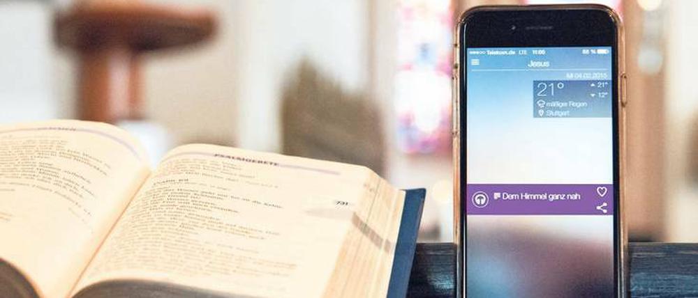 Die „AndachtsApp“  der Evangelischen Landeskirche in Württemberg bietet Gebete und Andachten für das Handy. Das ist zweifellos eine tolle Sache für den Gläubigen, aber wenigstens die evangelische Publizistik muss näher an den Alltag heranrücken. 