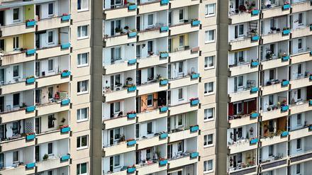 Plattenbau im sächsischen Plauen - in der Sicht auf Politik, Demokratie und Gesellschaft gibt es noch immer Ost-West-Unterschiede.