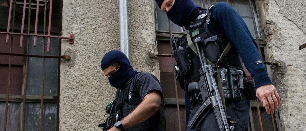 Berliner Polizisten bei einer Razzia (Archivbild).