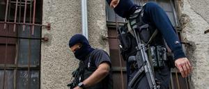 Berliner Polizisten bei einer Razzia (Archivbild). 
