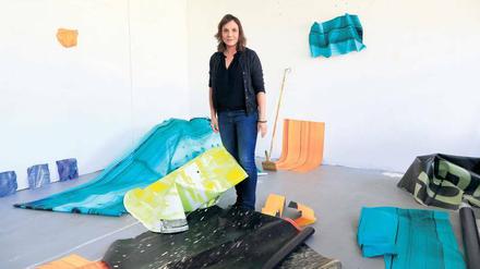 Franziska Hünig in ihrem Atelier - und mit ihren bunten Planen.