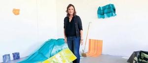 Franziska Hünig in ihrem Atelier - und mit ihren bunten Planen.