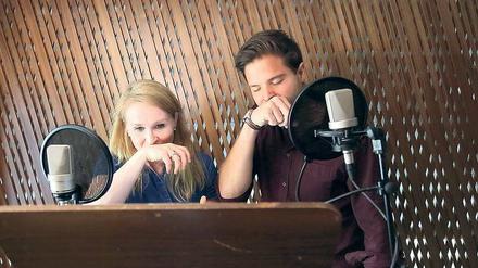 Berliner Studio statt Balkon in Verona: Die Sprecher Yara Blümel und Nicolas Artejo imitieren das Kussgeräusch in „Julia und Romeo“ mit ihren Händen.