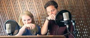 Berliner Studio statt Balkon in Verona: Die Sprecher Yara Blümel und Nicolas Artejo imitieren das Kussgeräusch in „Julia und Romeo“ mit ihren Händen.