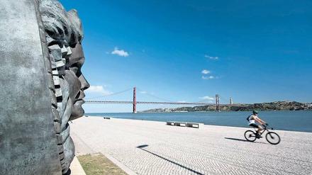 Majestätisch. Der Tejo ist der längste Fluss der Iberischen Halbinsel und mündet kurz hinter der Hängebrücke in den Atlantik.