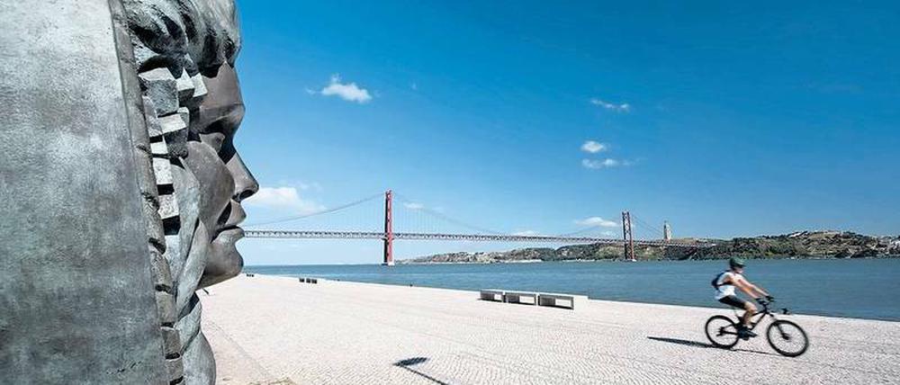 Majestätisch. Der Tejo ist der längste Fluss der Iberischen Halbinsel und mündet kurz hinter der Hängebrücke in den Atlantik.