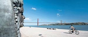 Majestätisch. Der Tejo ist der längste Fluss der Iberischen Halbinsel und mündet kurz hinter der Hängebrücke in den Atlantik.