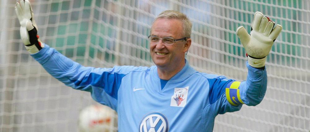 Der damalige Vorstandsvorsitzende der Volkswagen AG, Martin Winterkorn, steht am 24.05.2008 in Wolfsburg im Tor für ein Benefiz-Fußballspiel in der Volkswagen-Arena.
