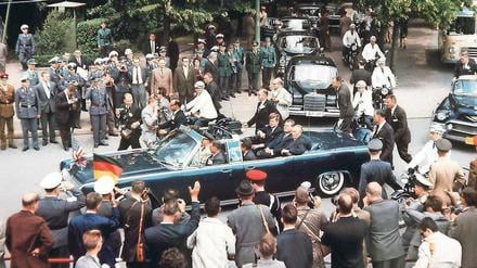 Jubeltrio. Kennedy, der Regierende Bürgermeister Willy Brandt und der deutsche Bundeskanzler Konrad Adenauer (v.l.n.r.) am 26.6.1963 in Berlin. 