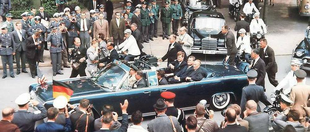 Jubeltrio. Kennedy, der Regierende Bürgermeister Willy Brandt und der deutsche Bundeskanzler Konrad Adenauer (v.l.n.r.) am 26.6.1963 in Berlin.