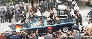Jubeltrio. Kennedy, der Regierende Bürgermeister Willy Brandt und der deutsche Bundeskanzler Konrad Adenauer (v.l.n.r.) am 26.6.1963 in Berlin.