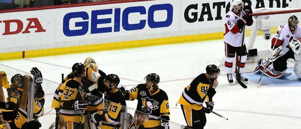 Jubel hier, Enttäuschung da. Pittsburgh siegt in der zweiten Verlängerung des siebten Spiels 3:2 gegen Ottawa.