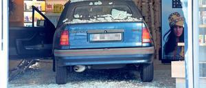 Die Einbrecher rammten mit dem Auto die Eingangstüren der Karstadtfiliale an der Schlossstraße. 