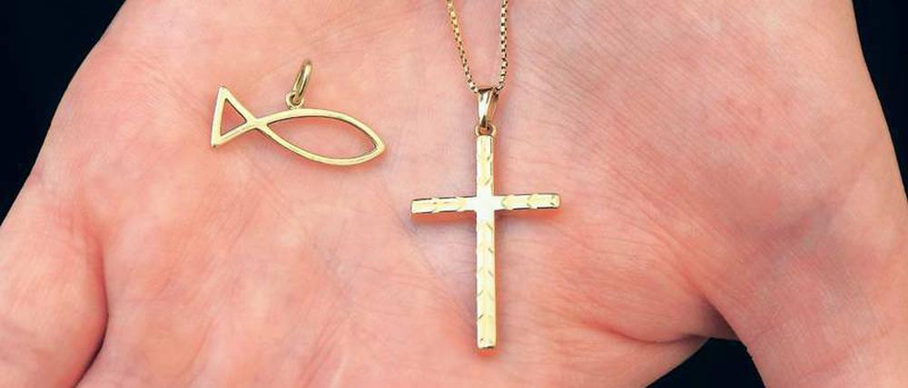Streitbare Anhänger: Über den Schmuck einer Lehrerin aus Wedding wurde viel diskutiert.