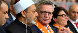 Scheich, Minister, Präsidentin: Großimam Ahmad al-Tayyeb und Bundesinnenminister Thomas de Maizière neben der Präsidentin des Kirchentags, Christina Aus der Au.