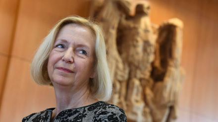 Bundesbildungsministerin Johanna Wanka (CDU) wartet am Mittwoch im Bundesverfassungsgericht in Karlsruhe (Baden-Württemberg) auf den Beginn der mündlichen Verhandlung zu den Äußerungsbefugnisse von Regierungsmitgliedern.