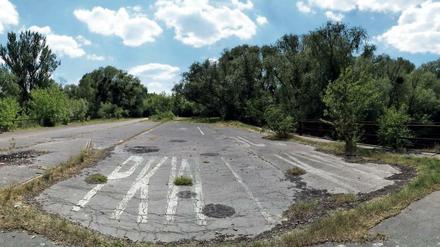 Der Kontrollpunkt ging 1969 außer Betrieb. Auf dem Asphalt sind noch die Markierungen „PKW“ und „BUS LKW“ zu erkennen. 