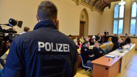 Angeklagte und ihre Verteidiger warten im Dezember 2015 im Landgericht in Erfurt (Thüringen) auf den Beginn eines Prozesses wegen eines rechtsextremen Überfalls auf eine Kirmesgesellschaft im thüringischen Ballstädt. 