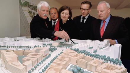 Hans Stimmann (SPD), Klaus Laminet, Dorothe Dubrau (Grüne), Jos Hagemann und Klaus Groth (von links nach rechts) bei einer Pressekonferenz zum Köbis-Dreieck.