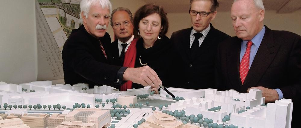 Hans Stimmann (SPD), Klaus Laminet, Dorothe Dubrau (Grüne), Jos Hagemann und Klaus Groth (von links nach rechts) bei einer Pressekonferenz zum Köbis-Dreieck.