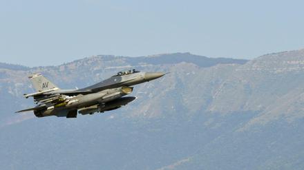 Eine US-amerikanische F-16 Fighting Falcon auf dem Weg zum Luftwaffenstützpunkt in Incirlik.