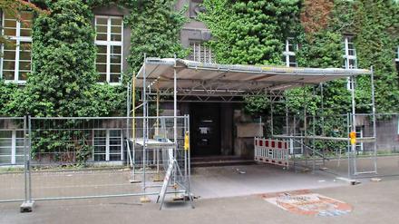 Der Zugang zum Standesamt gleicht derzeit einer Baustelle.