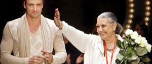 Die Designerin Laura Biagiotti vor zehn Jahren auf der Mailänder Modewoche, neben dem Schwimmer Massimiliano Rosolino.