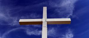 Ein großes Kreuz in Lutherstadt Wittenberg (Sachsen-Anhalt) auf der Festwiese.