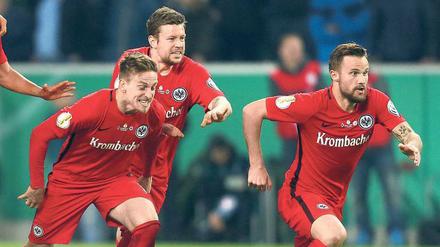 Auf nach Berlin! Die Eintracht-Spieler nach dem Sieg im Pokal-Halbfinale über Mönchengladbach. 