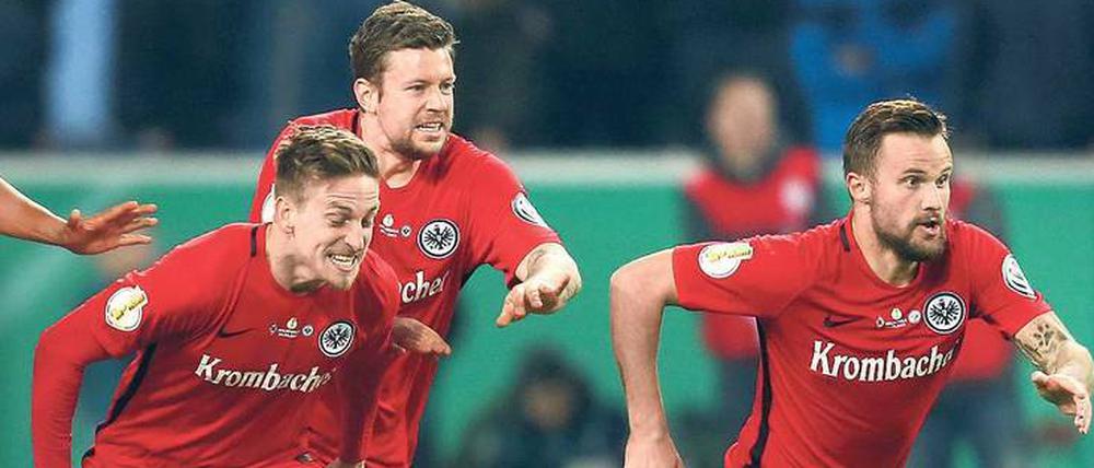 Auf nach Berlin! Die Eintracht-Spieler nach dem Sieg im Pokal-Halbfinale über Mönchengladbach. 