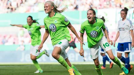 Wolfsburgs Pernille Harder (2. v. l), freut sich über ihn Tor zum 1:0.