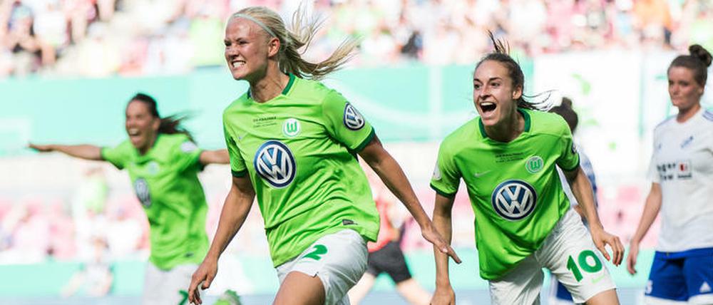 Wolfsburgs Pernille Harder (2. v. l), freut sich über ihn Tor zum 1:0.