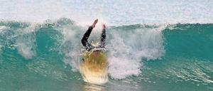 In die Fresse. Wer ohne Körperspannung auf die Welle trifft, wird von ihr abgewatscht.