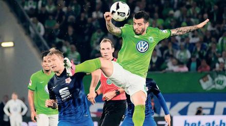 Hand und Fuß. Den Wolfsburgern wie hier Vieirinha sprang ab und an der Ball an die Hand. Doch Schiedsrichter Stegemann erkannte dies nicht immer. Foto: Peter Steffen/dpa