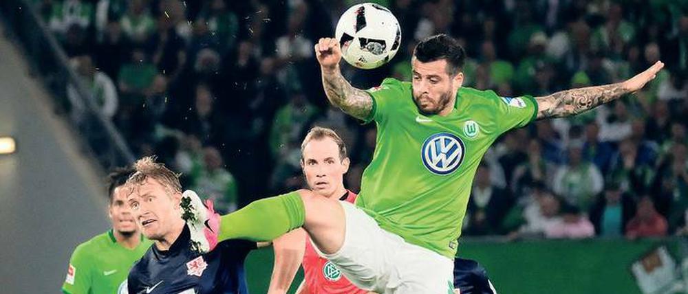 Hand und Fuß. Den Wolfsburgern wie hier Vieirinha sprang ab und an der Ball an die Hand. Doch Schiedsrichter Stegemann erkannte dies nicht immer. Foto: Peter Steffen/dpa