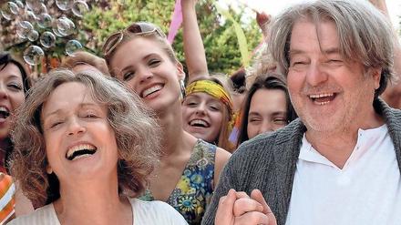 Mit der Kraft der Flower-Power. Hartmut (Erwin Steinhauer) verwandelt für seine Erika die Welt in die bunte Zeit der siebziger Jahre zurück