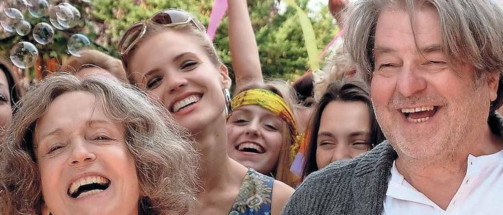Mit der Kraft der Flower-Power. Hartmut (Erwin Steinhauer) verwandelt für seine Erika die Welt in die bunte Zeit der siebziger Jahre zurück