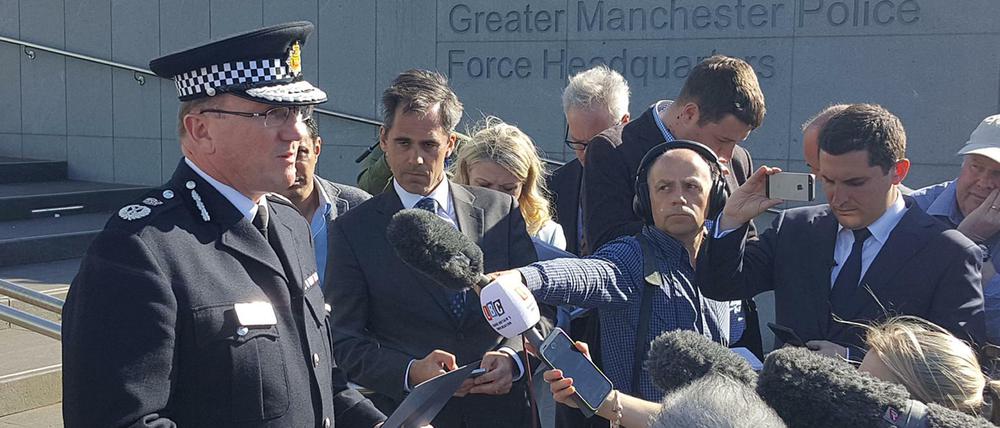 Der Polizeichef vom Manchester, Ian Hopkins, spricht am 23.05.2017 zu Journalisten vor der Polizeizentrale in Manchester.
