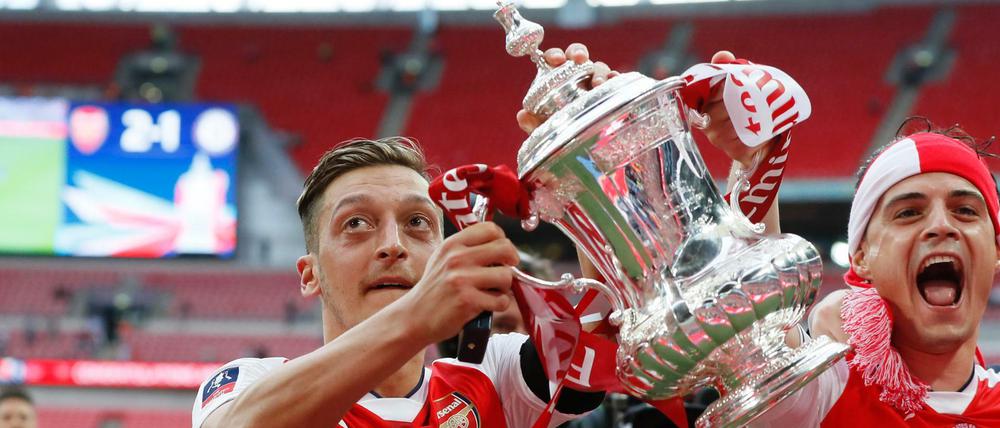 Arsenals Mesut Özil (links) und Granit Xhaka bejubeln den Erfolg.