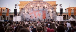 Yvonne Catterfeld singt am Kirchentag vor dem Brandenburger Tor.